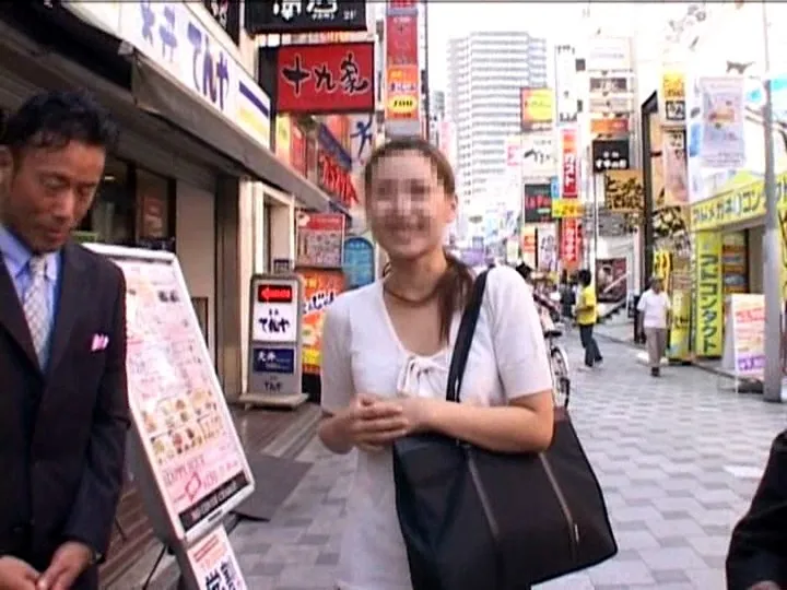 追跡FUCK!! 続・人妻ナンパ215 ~小江戸川越・所沢土下座~ サンプル4