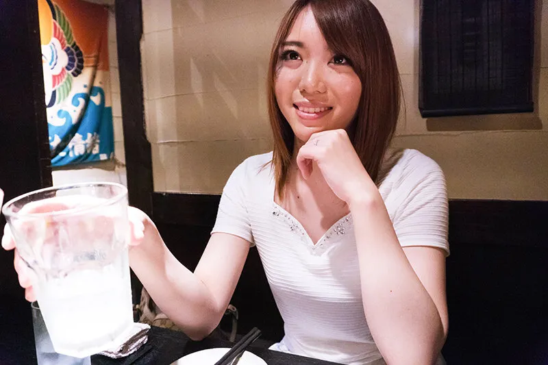 人妻の本音 浮気しようなんて全く思ってなかったんです。でも、街で声をかけられて、思わずついて行ってしまったんです。24名8時間 サンプル3