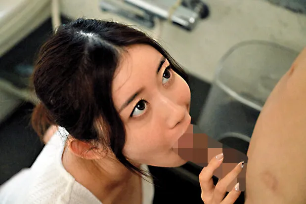 夫が死んで3年、娘と彼氏の喘ぎ声に発情して…娘が不在の時に尻コキとケツ穴拡げて誘惑し中出しさせた悪い母親。 黒川すみれ サンプル3