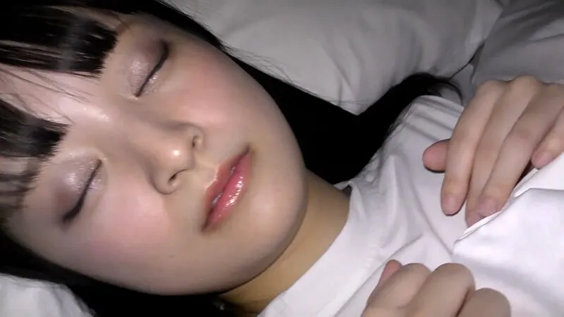 布団に潜ってこっそり嵌め撮りSEX!あどけなさが残る美女との声を潜めてのプライベート映像 サンプル1