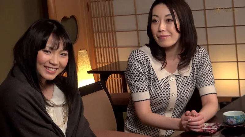 旅館で母娘インタビュー!女社長の熟女を休んでる娘の横でなし崩し的に愛撫を仕掛けて見ると…欲求不満熟女は声を鎮めて快楽の顔射SEX! サンプル1