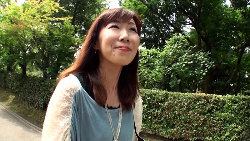 興味本位とAV男優との刺激を求めて遥々名古屋から応募して来た四十路熟女と昼下がりのホテルでAV撮影! サンプル1