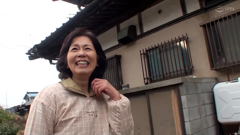 田舎のもうすぐ六十路のおばちゃん熟女がAV出演!?若い男優の肉棒にかき回される使い古された股間に激ピスSEX! サンプル1