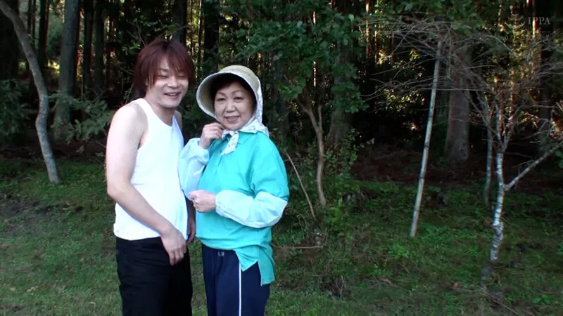 58歳農家の熟女もSEXしたい！農作業の途中で青空の下野外SEX！ サンプル1