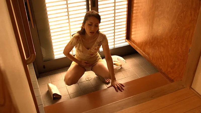 咽る様な色香の熟女がお漏らし!?はち切れんばかりの肉棒を咥え口内発射!歯止めがきかない性欲に連続ナマ嵌めSEX サンプル1