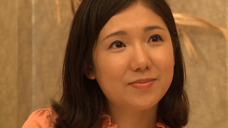 雪のような白い肌にあどけない笑顔！男心を翻弄させるイケない奥様を電マやローターでイカせて、旦那に内緒の中出しSEX！ サンプル1