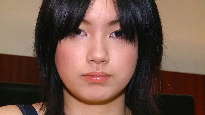 まだまだあどけなさが残るBODYに似合う、今や懐かしの紺水着で男を誘惑!いきり立った肉棒を丹念に舐め上げガチSEX!人生初の顔面シャワー! サンプル1