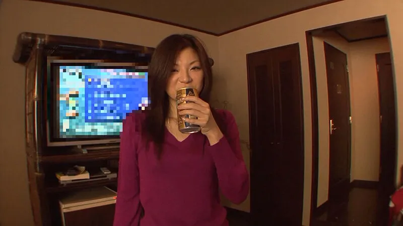 セクシーな見た目なのに恥ずかしがり屋!ギャップの違いが堪らないお姉さん!激しい手マンで大量に潮吹き、デカチン咥えて大きな肉棒をアソコに迎えて絶頂セックス! サンプル1