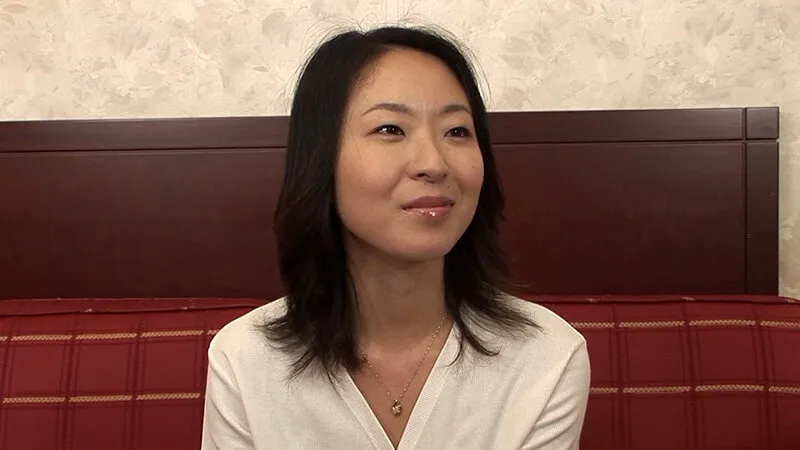 早漏の旦那では満足できない結婚5年目のエッチな奥様!旦那にバレたら『謝ります』と屈託のない笑顔で答える奥様に忘れられないほどの濃厚プレイで一生の思い出をプレゼント! サンプル1