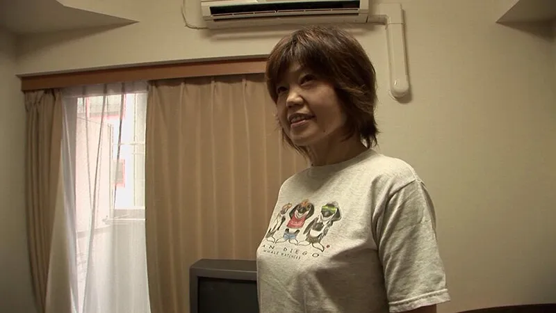 チャーミングな笑顔が可愛い五十路おばさん!スレンダーなBODYからは想像できないGカップの爆乳を揉みしだいてご無沙汰なアソコに肉棒挿入!イキまくり! サンプル1