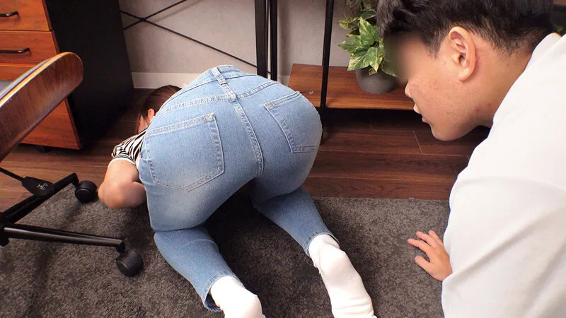 兄嫁のピタパン尻に我慢できずにバックからねじ込む義弟デカチン即ハメ!「何してるの!?ダメだって…あんっ」本能剥き出し高速ピストンで兄嫁寝取り中出しセックス サンプル4