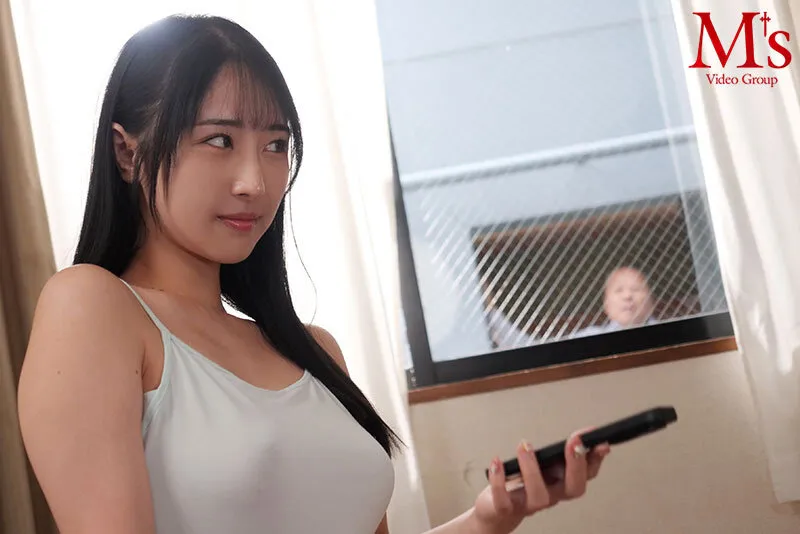 男なら絶対断れない! とてつもなくいやらしい下着姿で中年おやじに見せつけ誘惑してくる向かいの部屋の露出狂お姉さん 小野坂ゆいか サンプル1